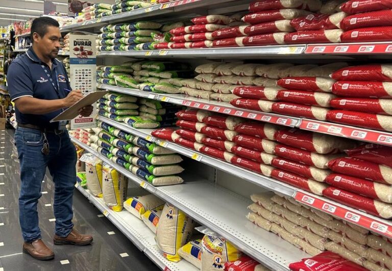 Encuestadores de la Acodeco monitoreando precios en supermercados 2